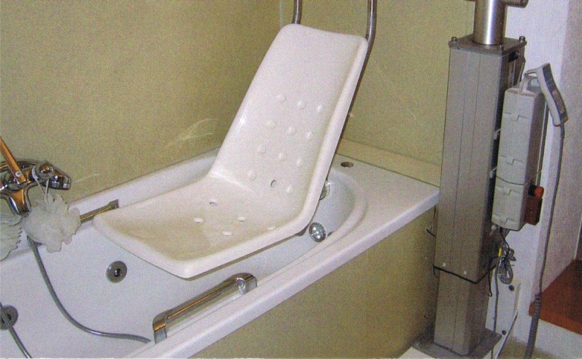 stationärer BadLifter mit gekoppelter Sitzeinheit fmbdeutschland